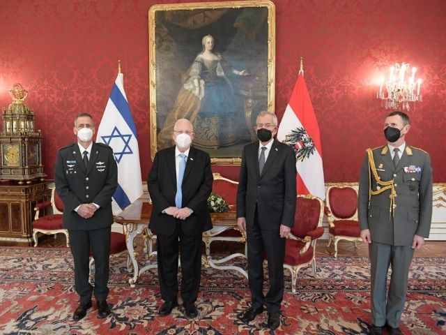 Besuch von Präsident Rivlin in Wien (v.l.n.r.: Generalstabchef Aviv Kochavi, Präsident Reuven Rivlin, Bundespräsident Alexander Van der Bellen, Generalmajor Thomas Starlinger)